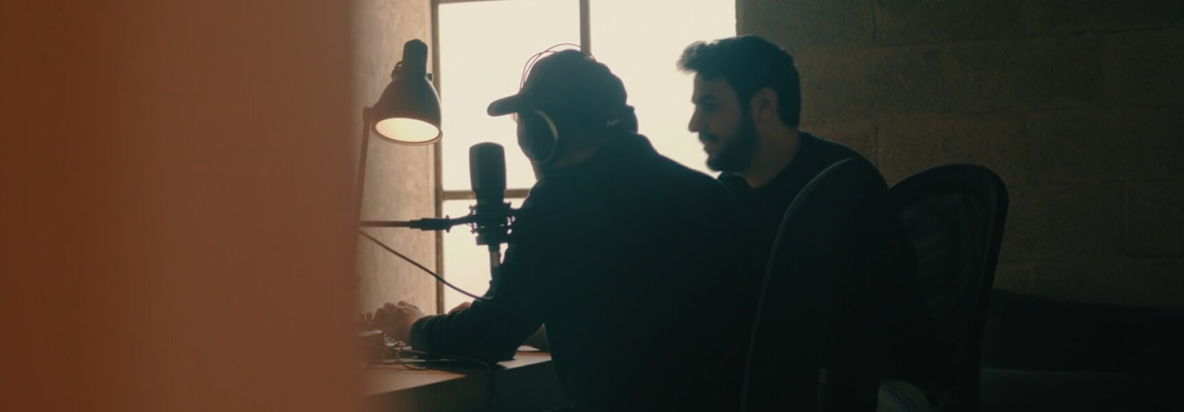 Dietro il microfono: la creazione del doppiaggio AI di Artlist